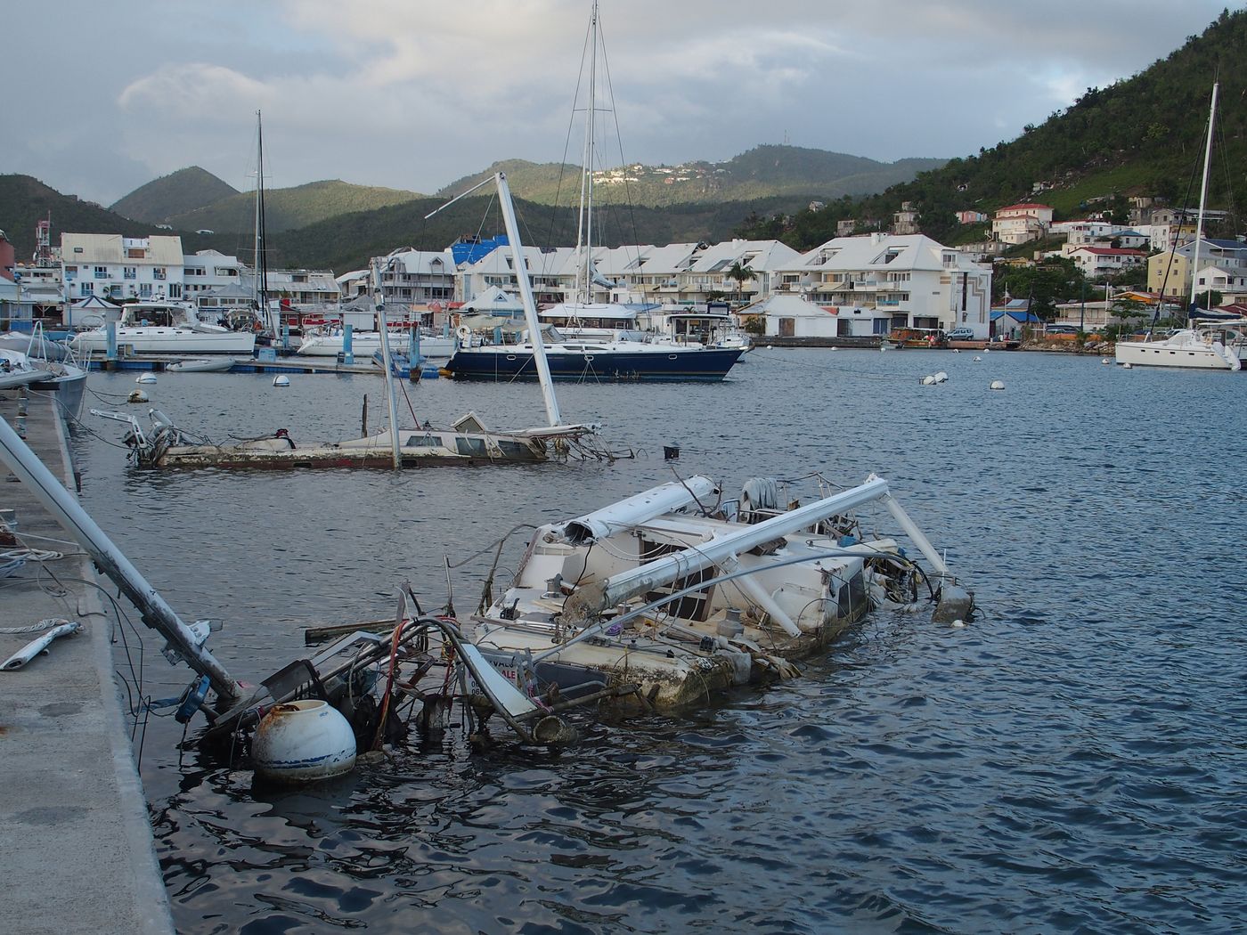 Irma hurrikan St. Martin hajoroncsok